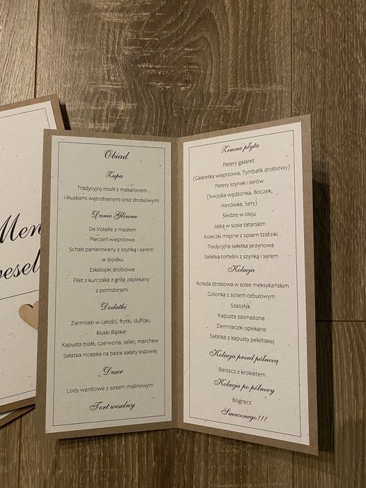 Stojące menu weselne w rustykalnym stylu