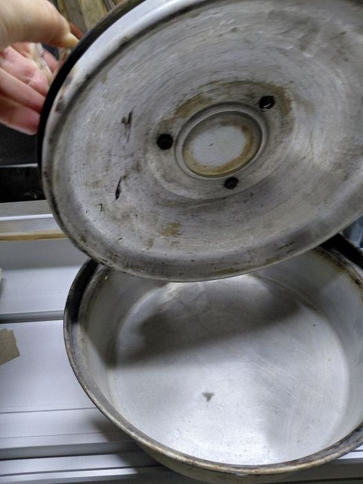 Okrągły prodiż z podkładka metalowa i kablem