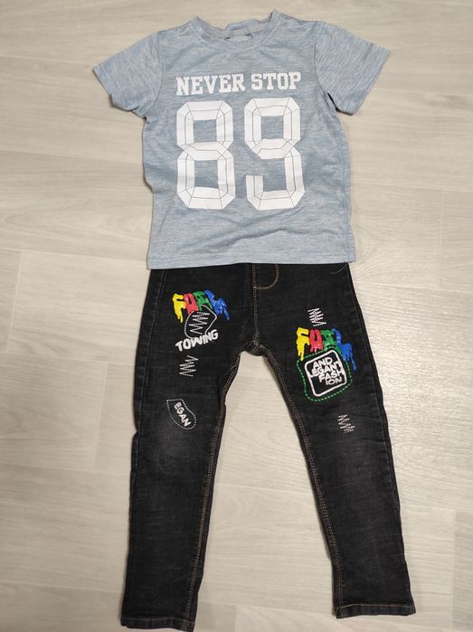 Джинсы с цветными буквами+ футболка