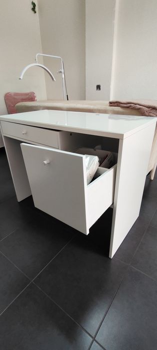 Mesa com pouco tempo de uso *