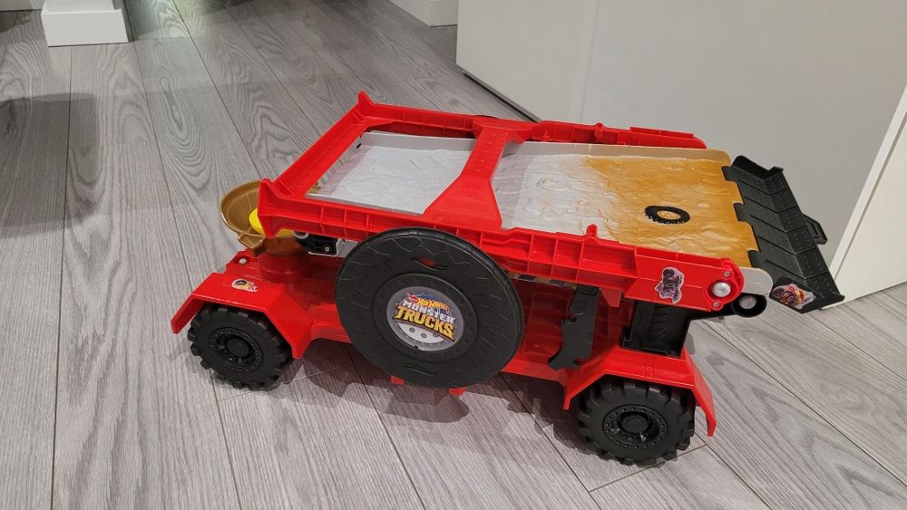 Camião de transporte e pista monster truck da Hotwheels