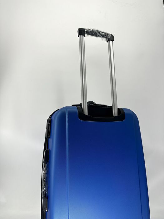 Nowa walizka średnia chabrowa, niebieska