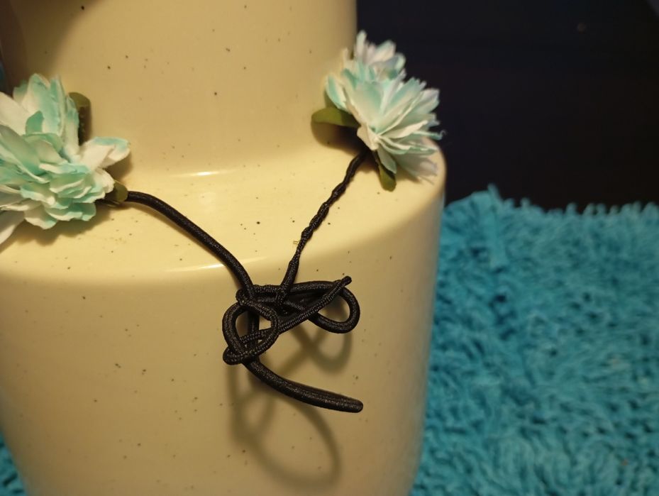 Colar de flores em tons de azul