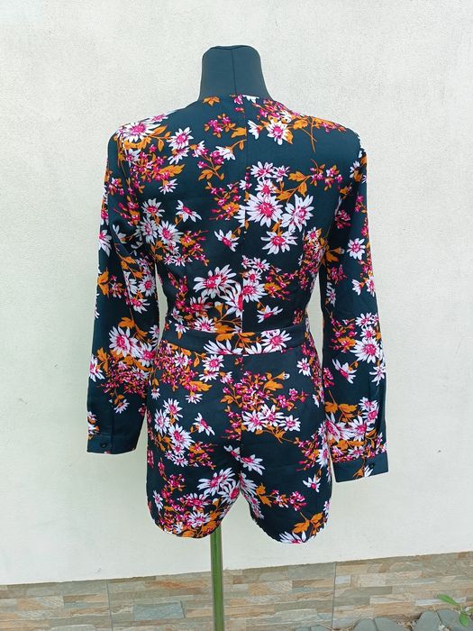 Elegancki krótki kombinezon dekolt M