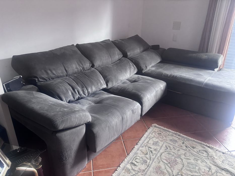 Sofa reclinavel e com assentos extensiveis. .