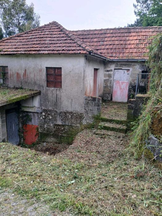 Vende-se Casa em Pedra com terreno - Celorico de Basto