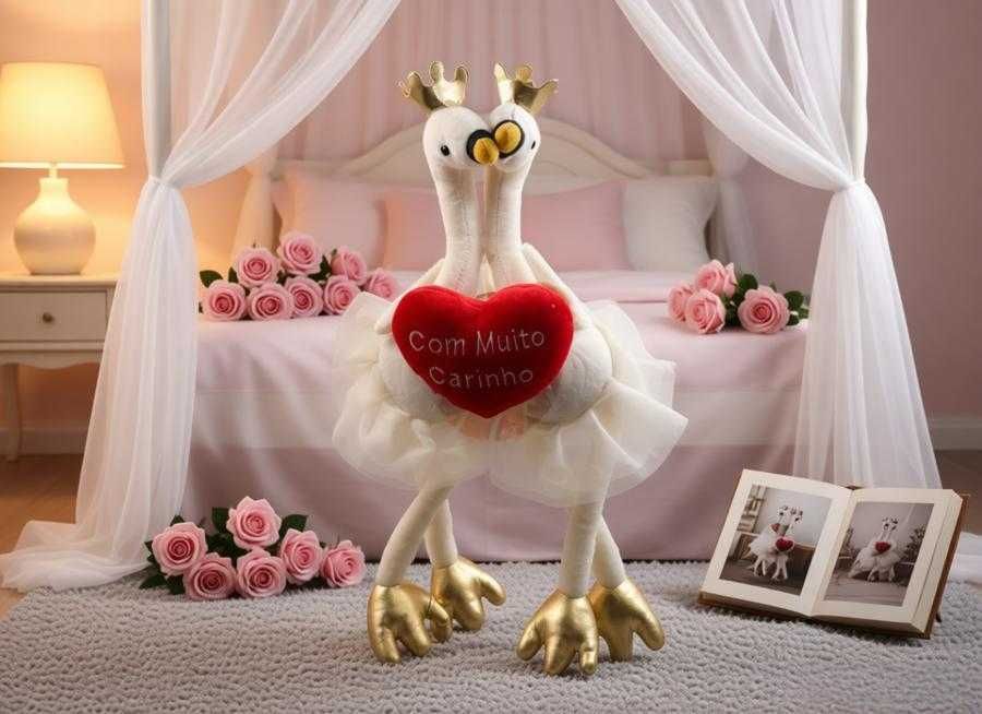 Um cisne de peluche com um coração vermelho gravado com "amo-te" no peito, perfeito para decoração e como presente de Dia dos Namorados.