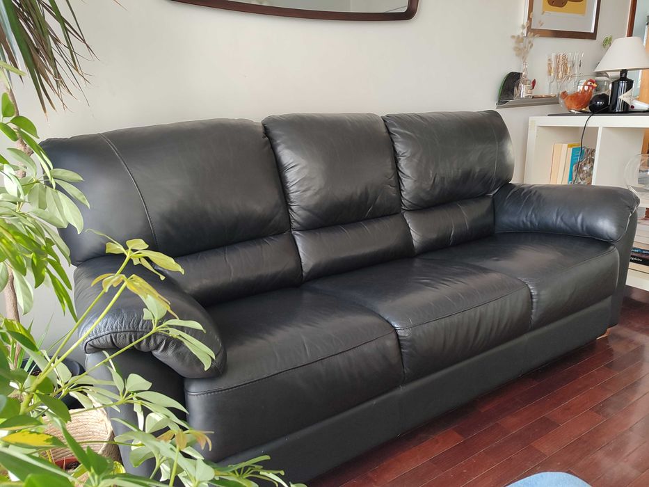 Sofá em pele preto 3 lugares