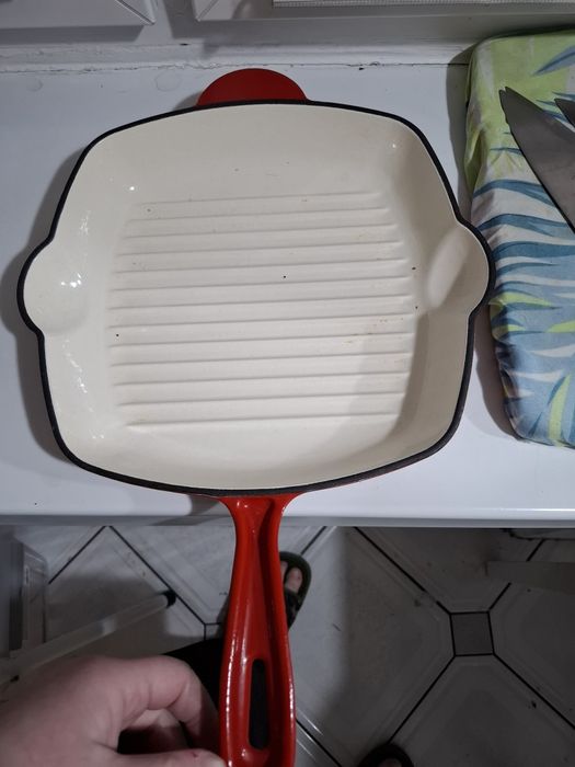 Patelnia żeliwna czerwona