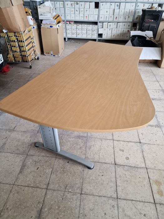 3 Secretárias espaçosas de madeira para escritório