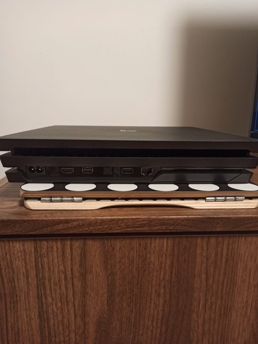 Konsola PS4 Pro 1TB + pady + gry