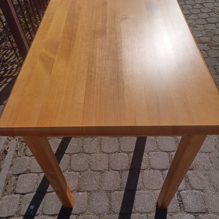 Stół sosnowy lakierowany