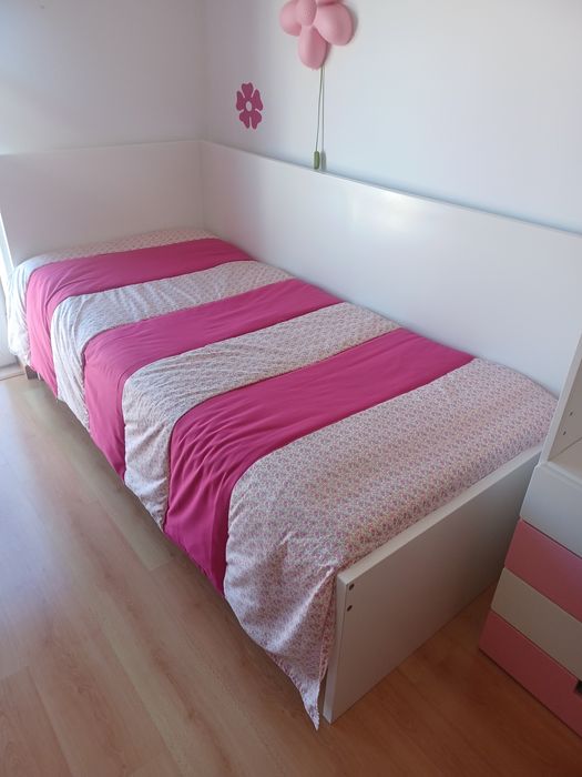 Cama individual com colchão.