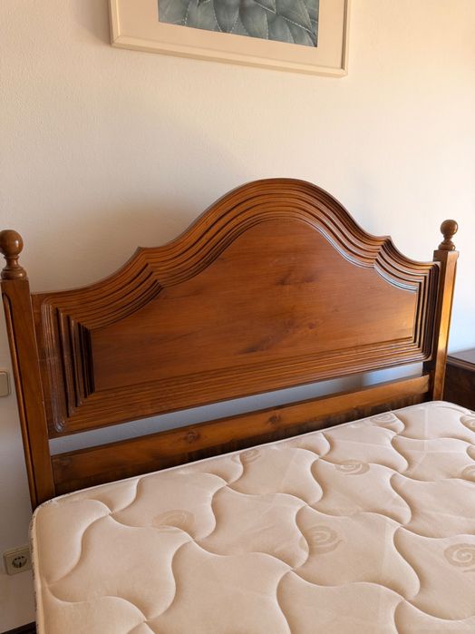 Cama de casal em madeira + colchão + mesas de cabeceira