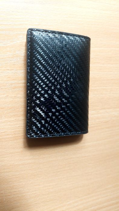 Магнитный автоматический зажим для банковских карт