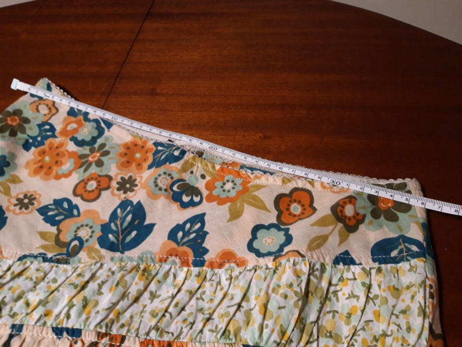 Giríssima saia com folhos e padrões florais