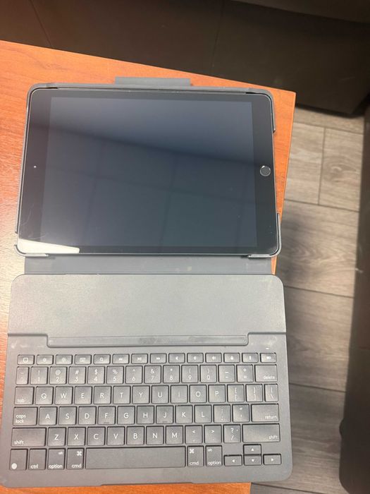 Tablet iPad 5(8 generacja) 32 GB plus Logitech Slim Folio