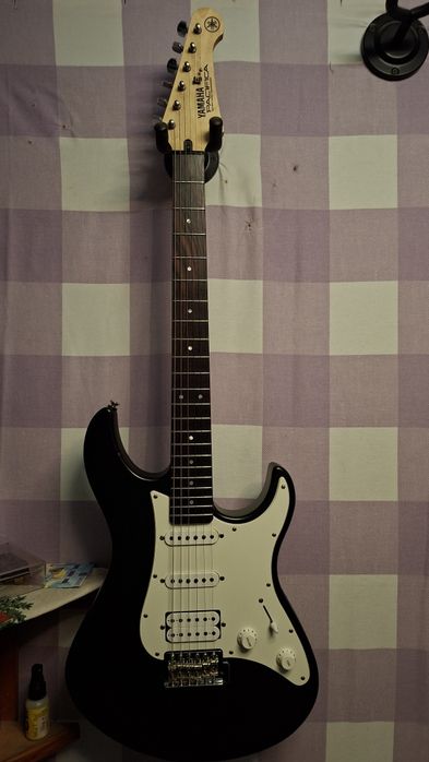 электрогитара YAMAHA 012