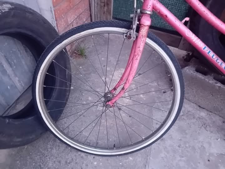 Bicicleta antiga pegeout de senhora pronta a circular