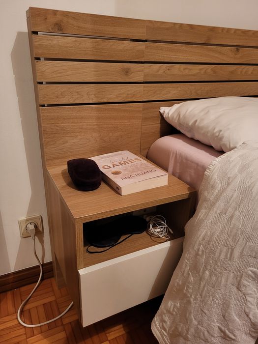 Quarto com mesas de cabeceira