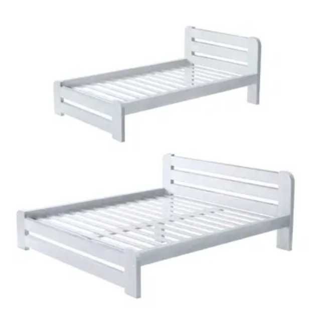 Drewniane łóżko w kolorze naturalnym lub bielone