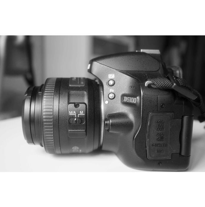 Vende-se uma câmera DSLR Nikon D5100 e duas lentes.
Preço: 460 euros.