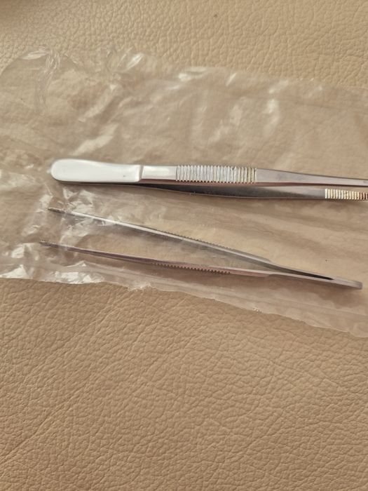 Stalowe pęsety anatomiczne