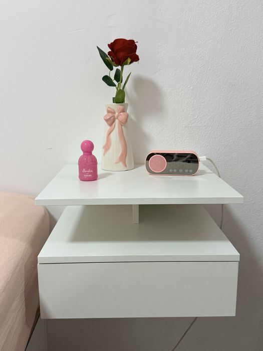Mesa de cabeceira igual a esta, nova, desmontada, na caixa