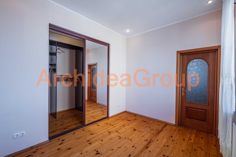 Продаж будинку у самому центрі на Печерську