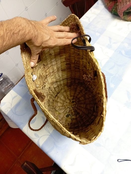Cesto de ráfia com flores