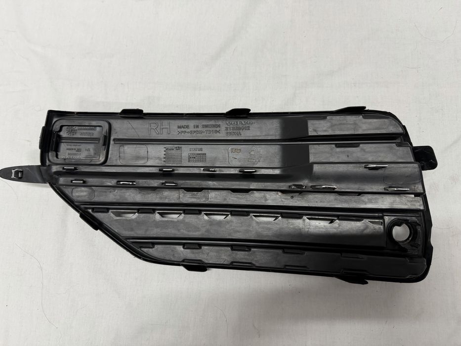 Kratka Zderzaka Prawy Przód VOLVO XC90 16-19r. CHROM
