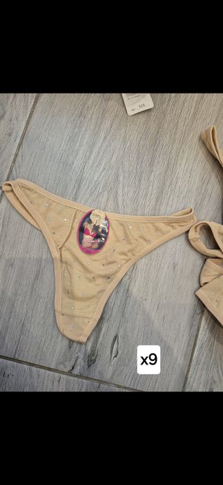 Beżowe stringi w diamenciki 9szt