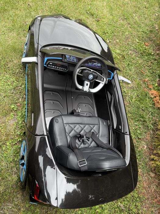Auto BMW I4 na akumulator