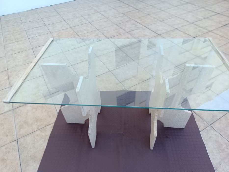 Mesa com pés em pedra e tampo de vidro biselado