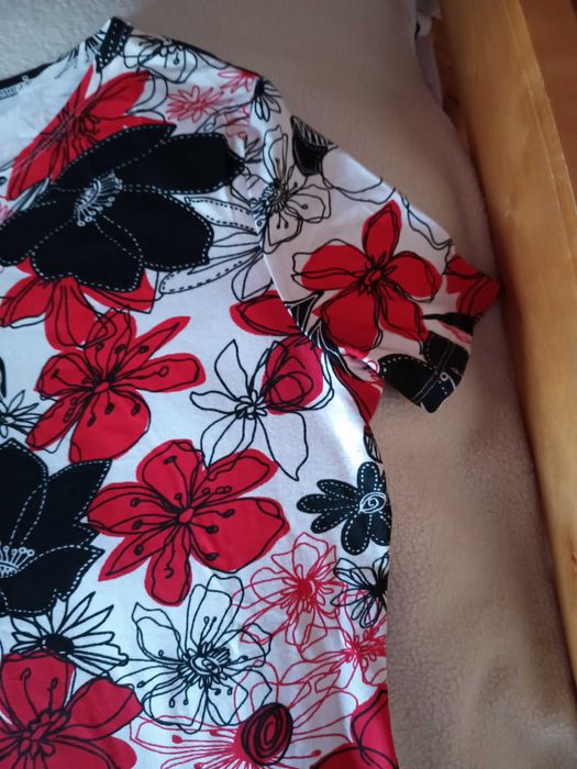 T-shirt damski z krótkim rękawem w czarno czerwone kwiaty S/M