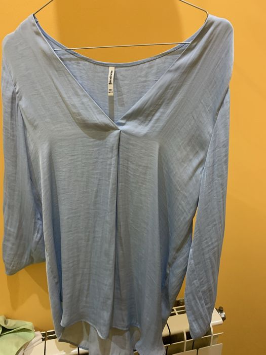 Túnica azul-claro “Stradivarius” tamanho L com decote em V