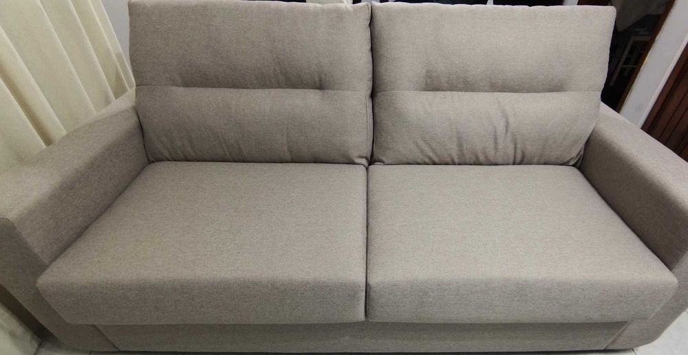 Sofá de tres lugares com Cama
