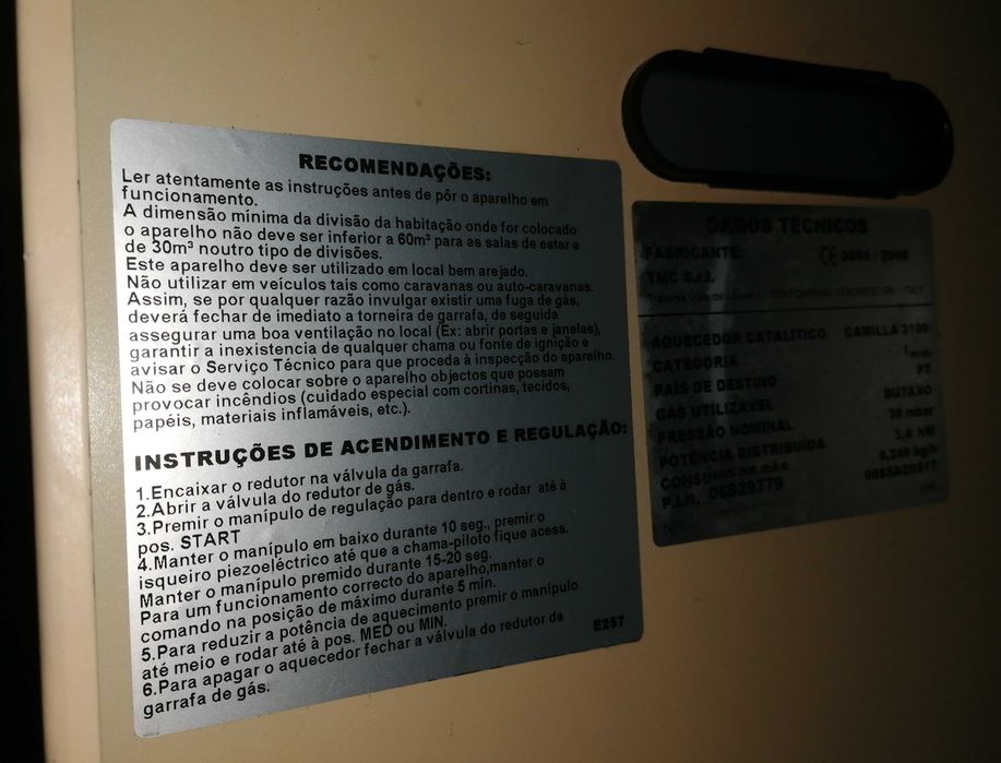 Aquecedor à gás novo com botija de gás.