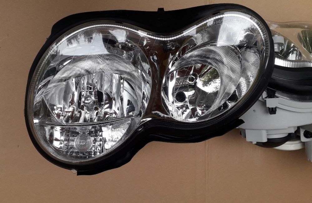 MERCEDES C KLASA W203 lift 2005 - lampa przednia lewa nowa idealna