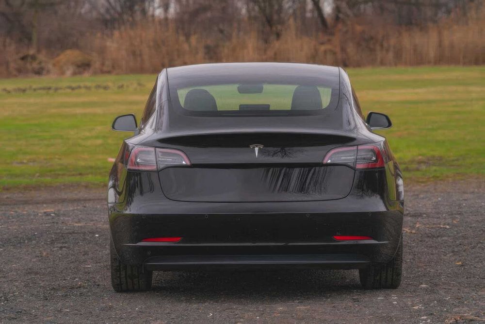 Tesla Model 3      2023