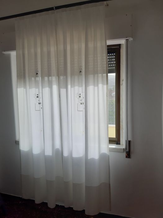 Cortinado bordado branco, usado