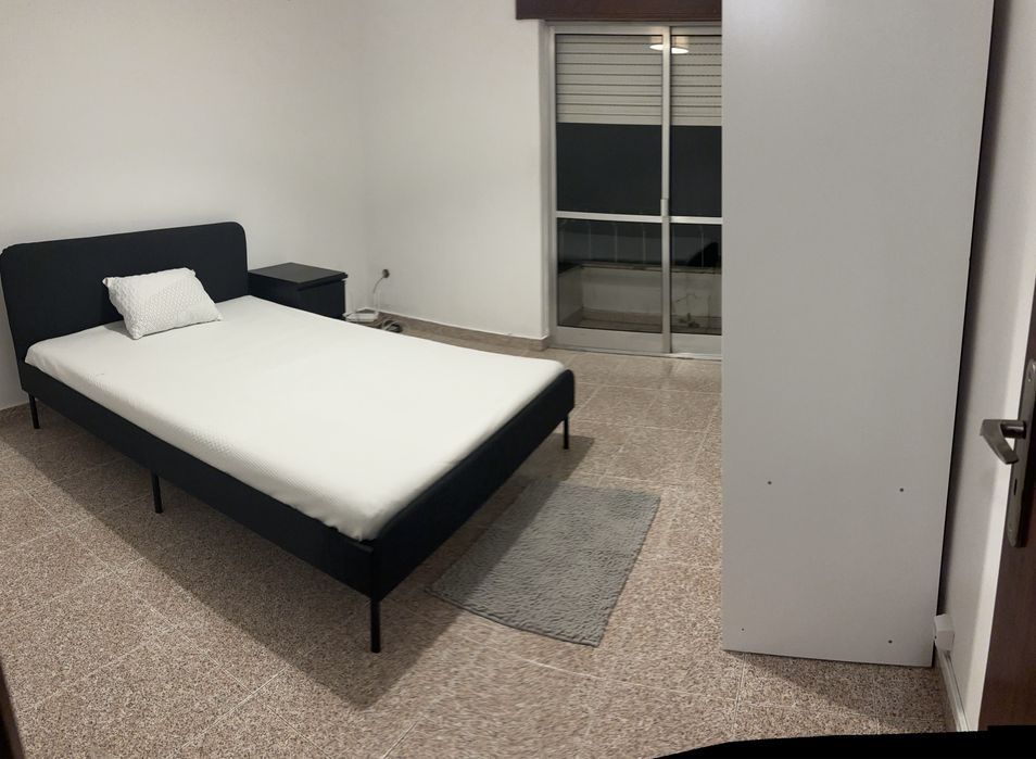 Alugo quarto moita