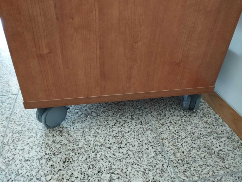 Móvel de TV com rodas