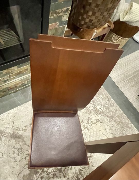 Conjunto de Cadeiras de Madeira Maciça com Estofo em Pele