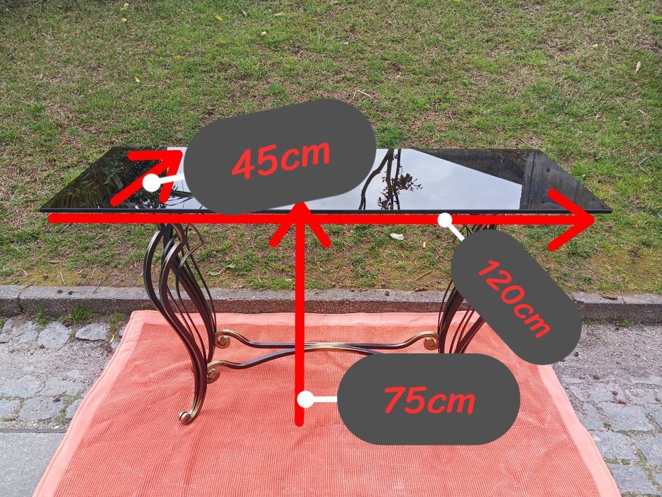 Belíssima mesa de apoio estilo vintage, estrutura em ferro fundido, tampo em vidro grés.
Medidas: 120/45/75cm altura