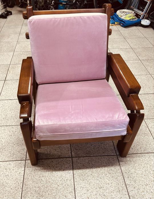Cadeirão em madeira rosa