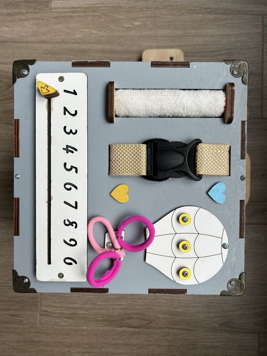 Бізі-куб Монтессорі