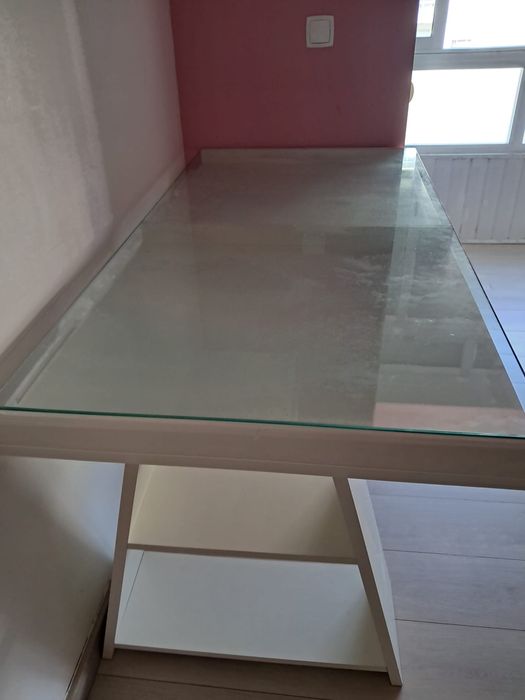 Secretária com vidro no tampo IKEA