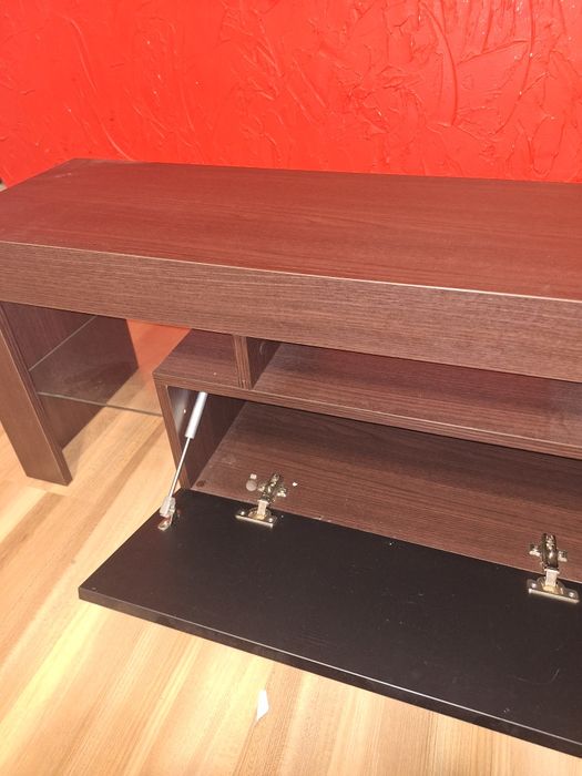 Półka pod telewizor