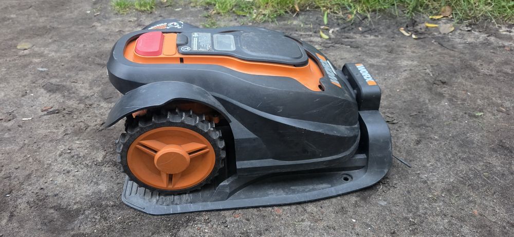Robot koszący WORX z bazą